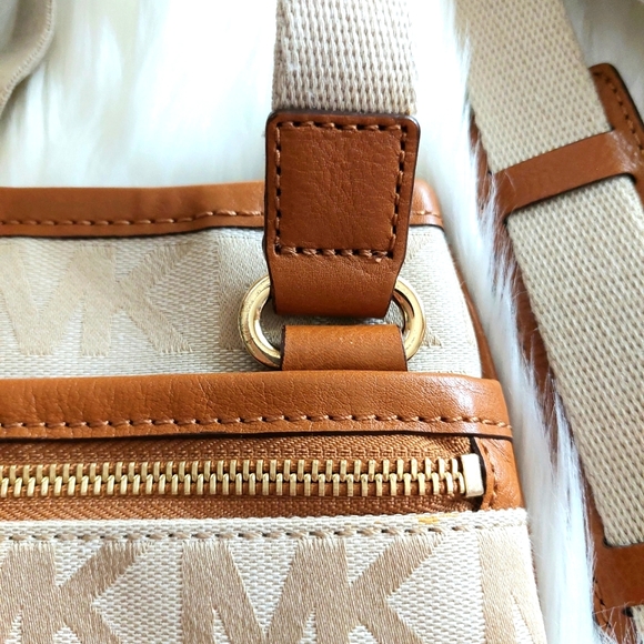 NWOT Michael Kors MK Signature Canvas Swing Pack - Picture 2 of 12